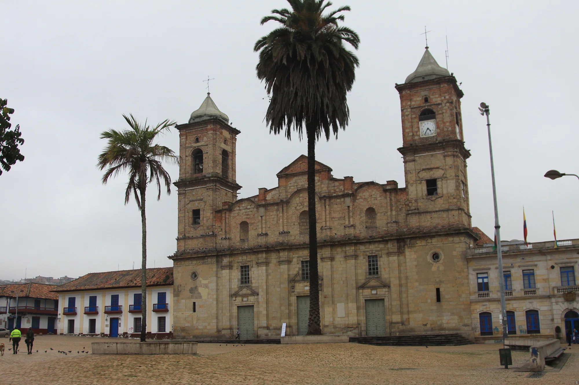 Catedral de Zipaquirá en la plaza principal
